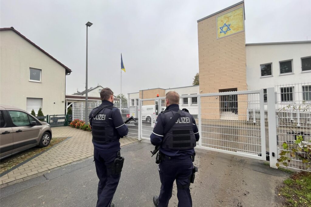 Die Polizei patrouilliert vor der Synagoge in Unna.