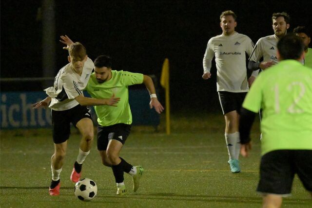 Steven Letkemann (l.) und der VfB Lünen bezwangen den SV Stockum deutlich.