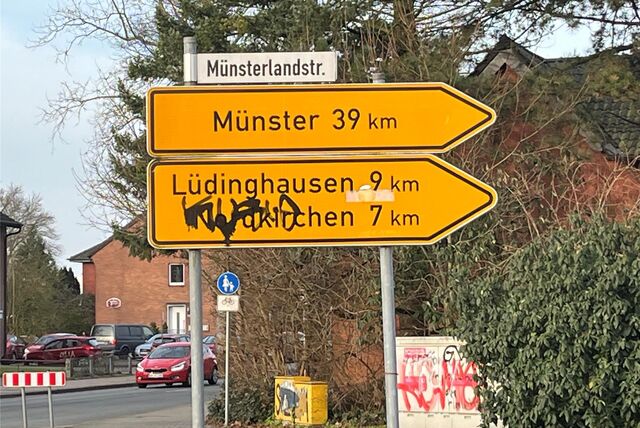 Unter anderem dieses Hinweisschild am Kreisverkehr Münsterlandstraße/Olfener Straße haben unbekannte Täter mit Graffiti besprüht.