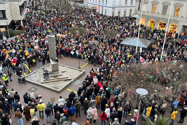 Demo gegen rechts in Unna am 26. Januar: Viele Menschen stehen vor dem Rathaus.