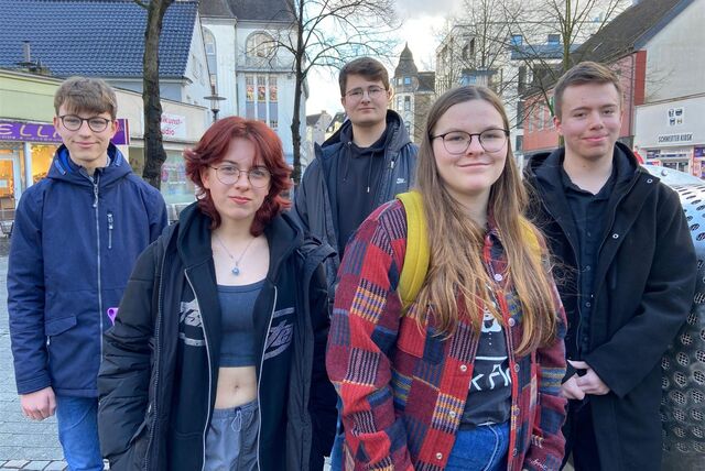 Sie sagen: Man muss gegen den Rechtsruck vorgehen. (v.l.) Moritz Wohlers, Helena Karakonstantinidis, Finn Schlieper, Finnja Prein und Jonas Gruner haben uns ihre Meinung gesagt.
