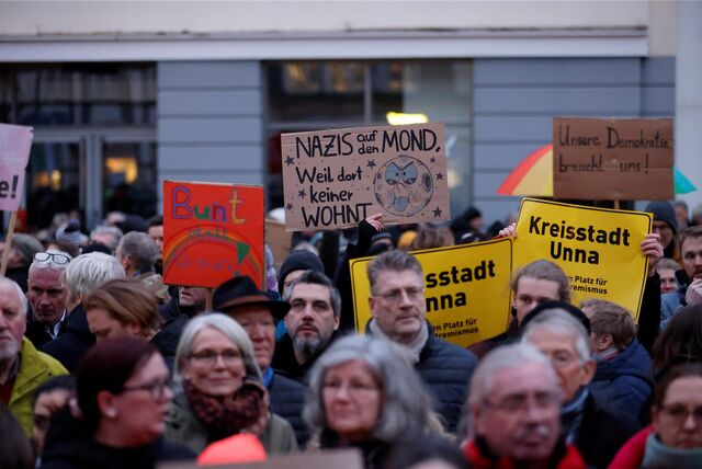 Rund 4000 Menschen haben am 26.01. in Unna an einer Demo für Demokratie und Vielfalt teilgenommen.