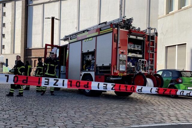 Die Feuerwehr ist am Samstagmittag am Dortmunder Hafen im Einsatz.