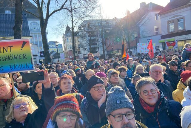 Sie haben ihre Stimme und ihre Plakate gegen Rechtsradikalismus erhoben: Tausende Schwerter kamen zur Kundgebung des Bündnisses „Schwerte gegen Rechts“ auf den Postplatz.