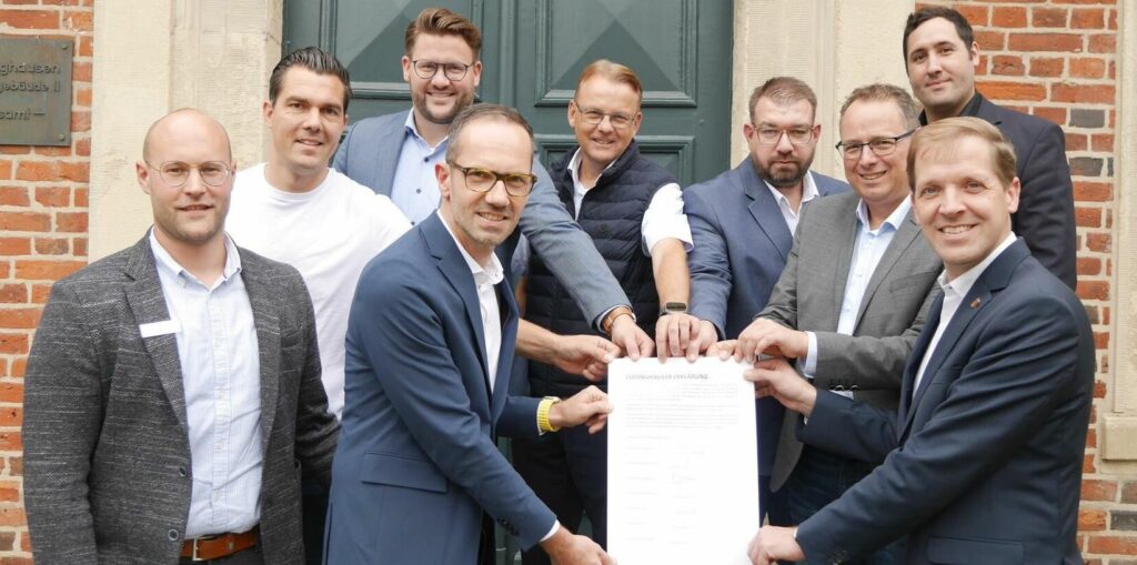 Die Bürgermeister aus der Region und Landrat Dr. Christian Schulze Pellengahr haben die Lüdinghauser Erklärung für den Erhalt der Notfallpraxis unterschrieben. Die Bürgermeister aus der Region und Landrat Dr. Christian Schulze Pellengahr haben die Lüdinghauser Erklärung für den Erhalt der Notfallpraxis unterschrieben.