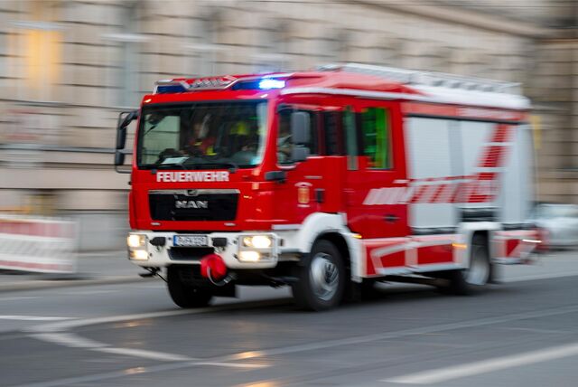Die Feuerwehr in Schwerte hatte eine „unruhige Nacht“ – unter anderem brannte ein SUV in einer Einfahrt.
