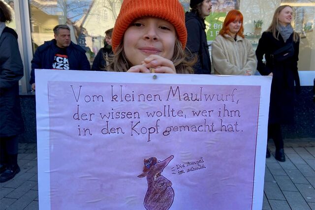 Der achtjährige Jayden hatte gleich mehrere Plakate selbst gebastelt. Mit dabei: Der kleine Maulwurf.