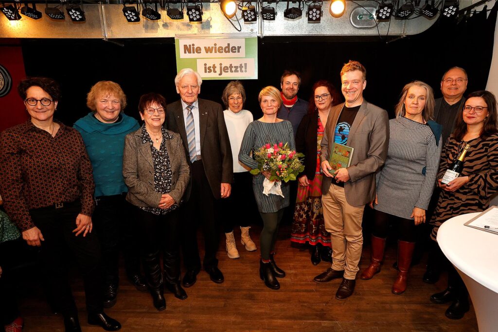 Politiker der Grünen in Unna stellen sich beim Neujahrsempfang im Schalander mit Kurz Hille Katrin Westermann und Janfelix Müller auf. Politiker der Grünen in Unna stellen sich beim Neujahrsempfang im Schalander mit Kurz Hille Katrin Westermann und Janfelix Müller auf.