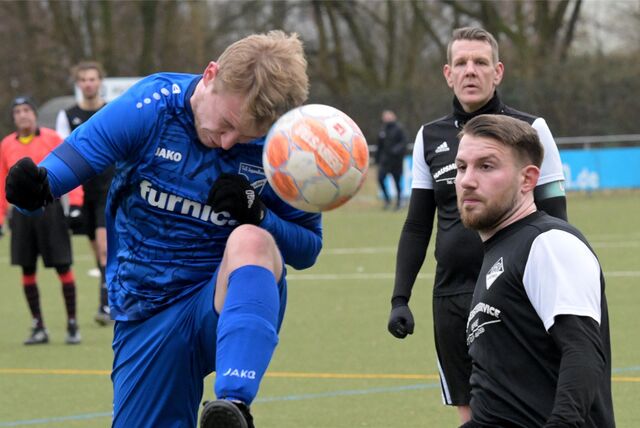 Mark Hilgert beim Kopfball