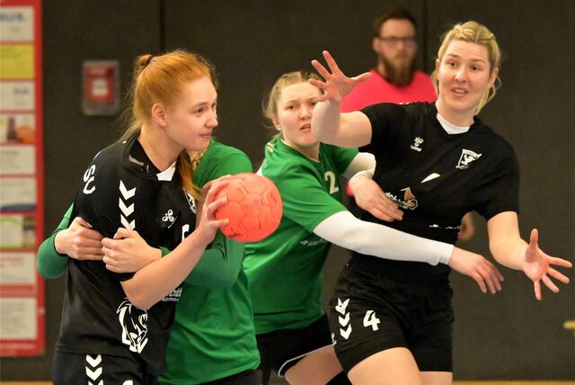 Svea Renhoff (l.) und Anna Lieneke (r.) setzten sich im Zweikampf durch.