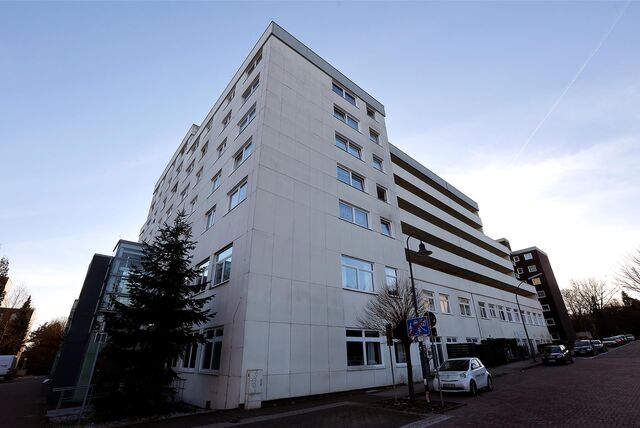 Auf dem Bild ist ein Hochhaus zu sehen.