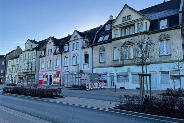 Die Häuser an der Kreisstraße in Selm sollen seit zwei Jahren abgerissen werden. Doch weiter ist nicht klar, wann die Arbeiten überhaupt beginnen.