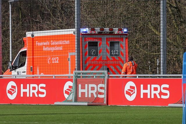 Rettungswagen beim Schalker Training am 30. Januar 2024