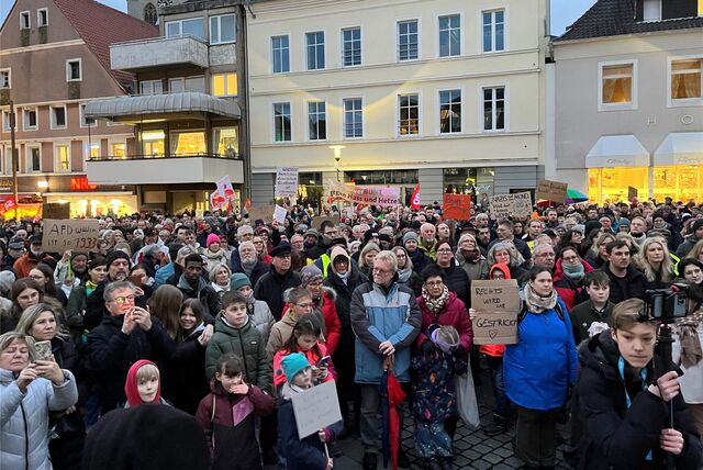 Der Marktplatz in Unna war bei der Demo für Demokratie und Vielfalt gut gefüllt. Rund 4000 Teilnehmer nahmen am Freitag (26. Januar) an den Kundgebungen teil.