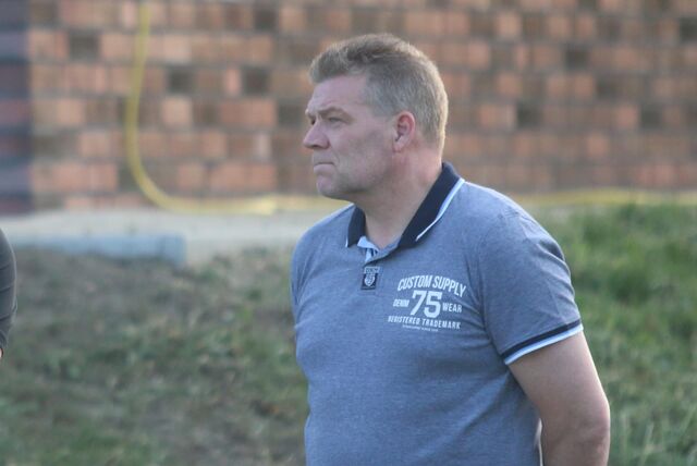 Mario Rast blickt aufs Feld.