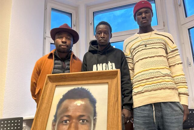Lassana (r.) und Sidy (Mitte) Dramé sind Brüder des im August 2022 getöteten Mouhamed Dramé. Sie sind für den Gerichtsprozess zu den Umständen des Polizeieinsatzes vor dem Tod des Jugendlichen in Dortmund.