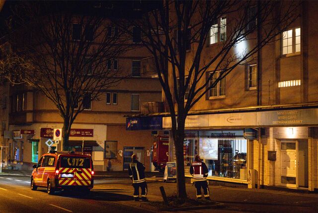 Feuerwehrleute an einer Haustür