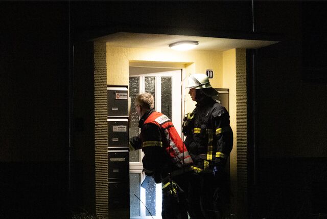 Feuerwehrleute an einer Haustür