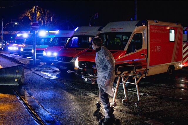 Rettungswagen stehen am Straßenrand in Dortmund. Sie helfen bei der Evakuierung an der B1.