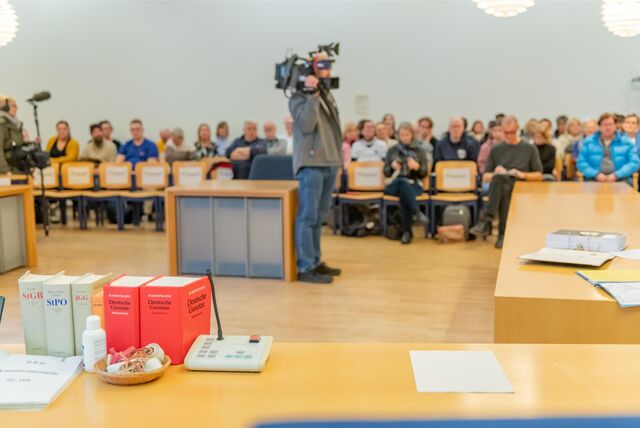 Zweiter Verhandlungstag im Fall Mecke, an dem möglicherweise schon ein Urteil fällt. Das Zuschauer- und Medien war wieder groß.