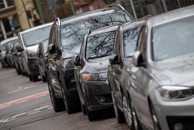An einer Straße reihen sich Autos dicht aneinander: Da Autos immer größer werden, passen sie nur noch mit Mühe in die vorgesehenen Parkplätze.