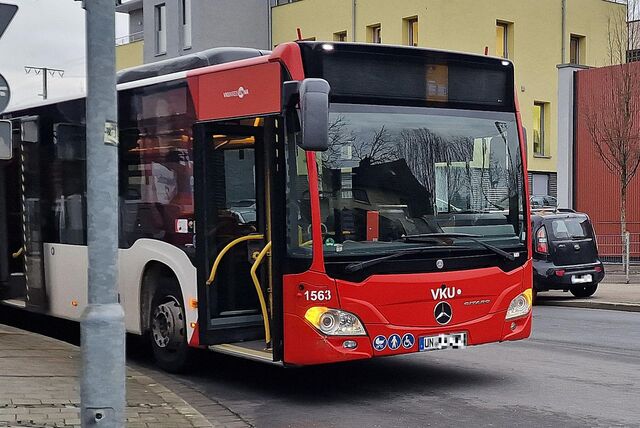Ein Linienbus der VKU steht in Unna nach einem Verkehrsunfall an der Kreuzung Kantstraße/Leibnizstraße