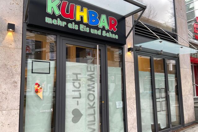 Die Fenster der Kuhbar am Postplatz in Schwerte sind abgeklebt.