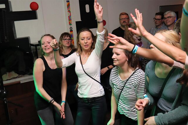 Besucher tanzen bei der Kneipennacht in Selm.