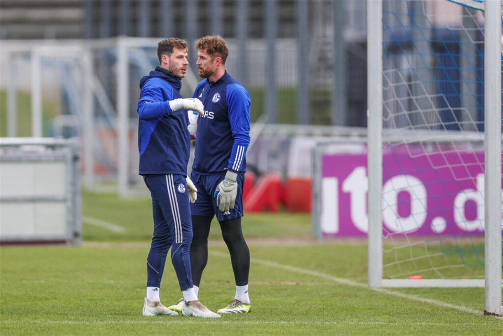 30.01.2024, Fussball, Saison 2023/2024, 2. Bundesliga, Training FC Schalke 04, v. l. Marius Müller (FC Schalke 04), Ralf Fährmann (FC Schalke 04)




Foto: Tim Rehbein/RHR-FOTO
