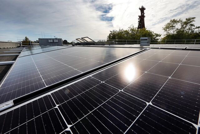 Ein Dach mit Solarpanels