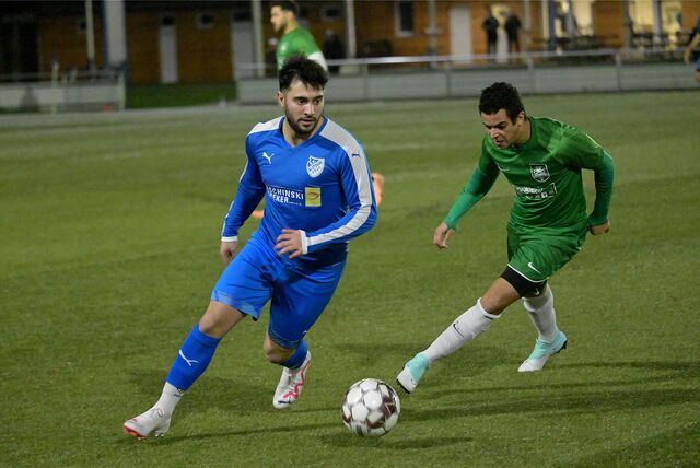 Hakan Uzun (l.) unterlag mit BW Alstedde dem A-Kreisligisten SuS Oberaden, hier mit Tarik Ikraine.