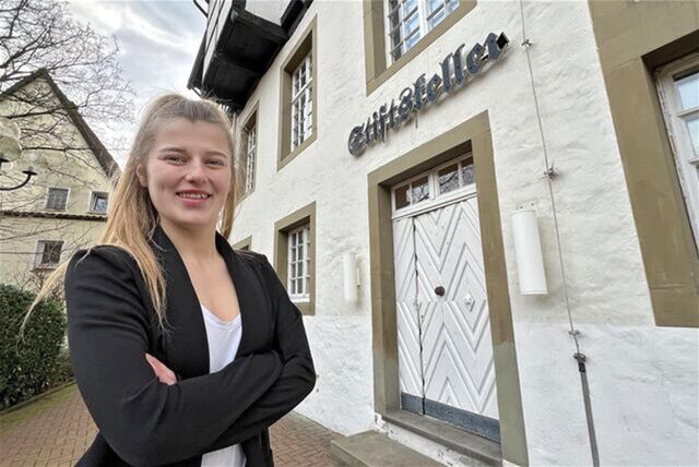 Alina Pleßer steht vor dem Stiftskeller in Fröndenberg