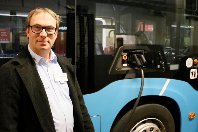 An einem Exemplar der Stadtwerke Münster – dort fahren E-Busse bereits seit einigen Jahren – demonstriert VKU-Betriebsleiter Klaus Matthies einen Ladevorgang.