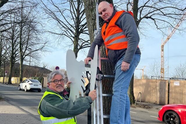Holger Zühlke (auf der Leiter) und Klaus Göldner hatten an der Hertingerstraße versucht, Bäume mit Kunstflügeln zu retten.