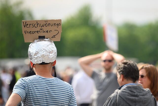 Ein Demonstrant bei einer Protestkundgebung gegen Corona-Maßnahmen trägt einen Aluhut,