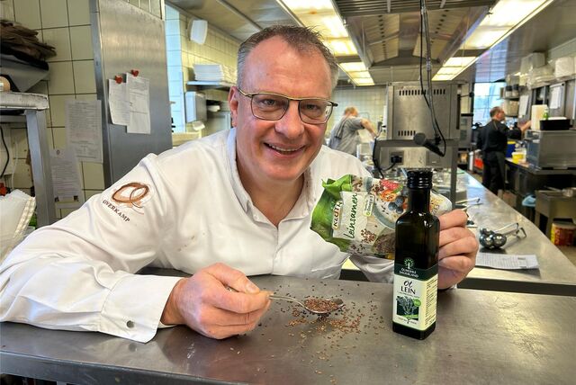 Sie sehen ziemlich unscheinbar aus und werden deshalb total unterschätzt: Leinsamen und vor allem auch Leinöl stehen auf der heimischen Superfood-Liste von Koch Günther Overkamp aber ganz weit oben. Er empfiehlt sie für Salat und Müsli.