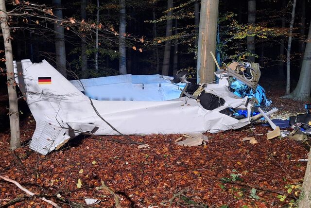 Das abgestürzte Flugzeug, in dem ein Mann aus Dorsten ums Leben kam, liegt zerschmettert auf dem Waldboden nahe des Flugplatzes.