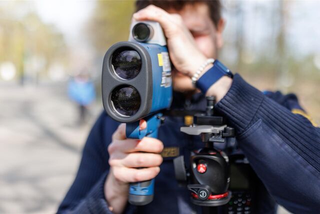 Ein Polizist mit einem mobilen Blitzer