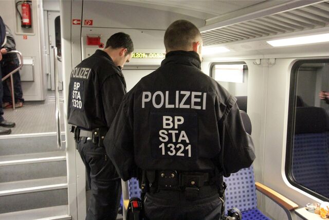 Polizeikräfte bei einer Kontrolle in einem Zug (Symbolbild)