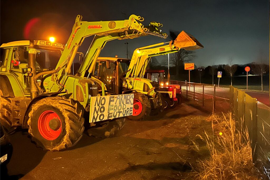 Trecker mit Plakat anlässlich der Bauernproteste