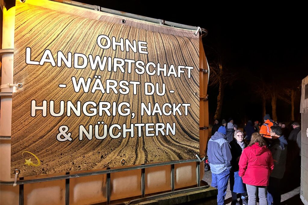 Großes Schild mit der Aufschrift: "Ohne Landwirtschaft wärst du hungrig, nackt und nüchtern."