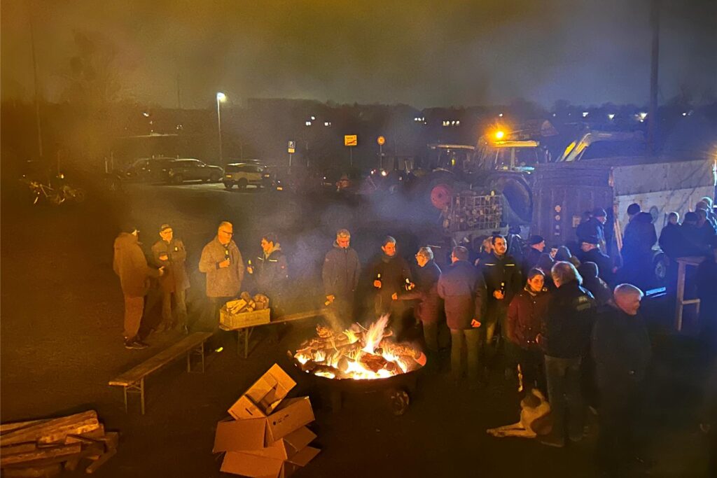 Rund um das lodernde Feuer kamen viele Gespräche zustande. Aufklärungsarbeit, die den Landwirten wichtig ist und die sie fortsetzen wollen.