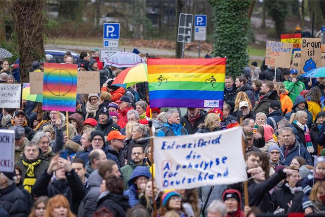 Demo (3. Februar) auf dem Marktplatz in Holzwickede: Viele Menschen folgten dem Aufruf.