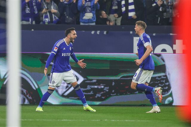03.02.2024, Fussball, 2. Bundesliga, 20. Spieltag, Saison 2023/2024, FC Schalke 04 – Eintracht Braunschweig, Kenan Karaman (FC Schalke 04) jubelt nach seinem Tor zum 1 zu 0 mit Simon Terodde (FC Schalke 04).


Foto: Tim Rehbein/RHR-FOTO