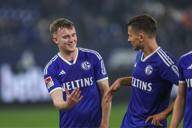 03.02.2024, Fussball, 2. Bundesliga, 20. Spieltag, Saison 2023/2024, FC Schalke 04 – Eintracht Braunschweig, v. l. Derry John Murkin (FC Schalke 04), Paul Seguin (FC Schalke 04)


Foto: Tim Rehbein/RHR-FOTO