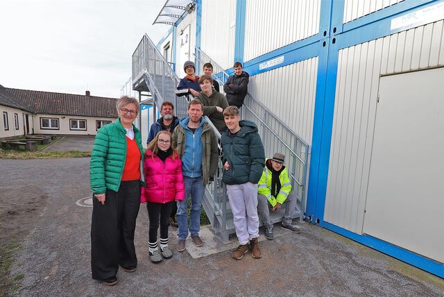 Schulleiterin Ursula Landskron mit Schülern vor den provisorischen Containern für die Bodelschwinghschule in Bergkamen, im Hintergrund ist das Bestandsgebäude zu sehen.