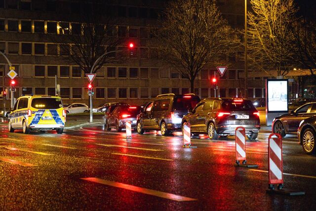 Auf Höhe des Stadthauses machte die Polizei den Wall dicht. Der Verkehr wurde auf die Ruhrallee abgeleitet.