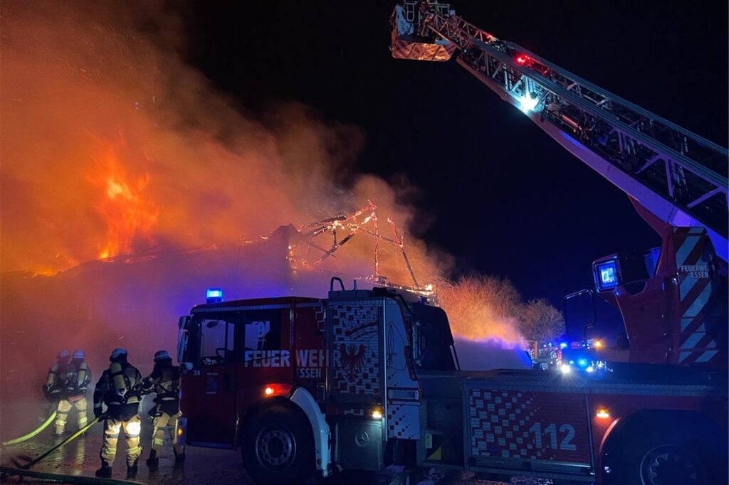 Einsatzkräfte der Feuerwehr Essen bekämpfen den Großbrand auf dem Bauernhof. Ein Leiterwagen war im Einsatz.
