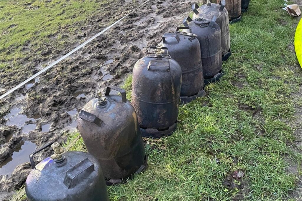 Im Verlauf der Löschmaßnahmen wurden durch vorgehende Trupps insgesamt 9 Gasflaschen aus dem Gebäude geborgen, die stark mit Flammen beaufschlagt gewesen waren. Diese mussten in Sicherheit gebracht und anschließend gekühlt werden.