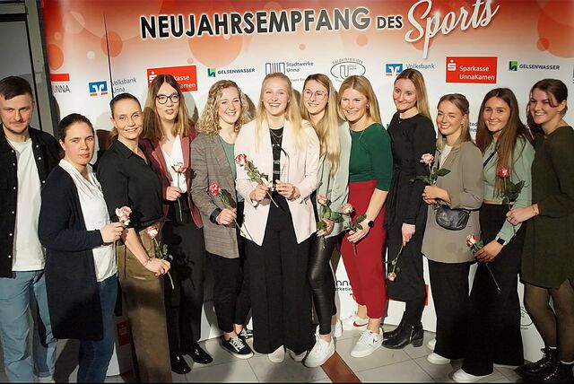 Die Handballdamen-Mannschaft der SGH Unna Massen freut sich über ihre Auszeichnung zur Mannschaft des Jahres.